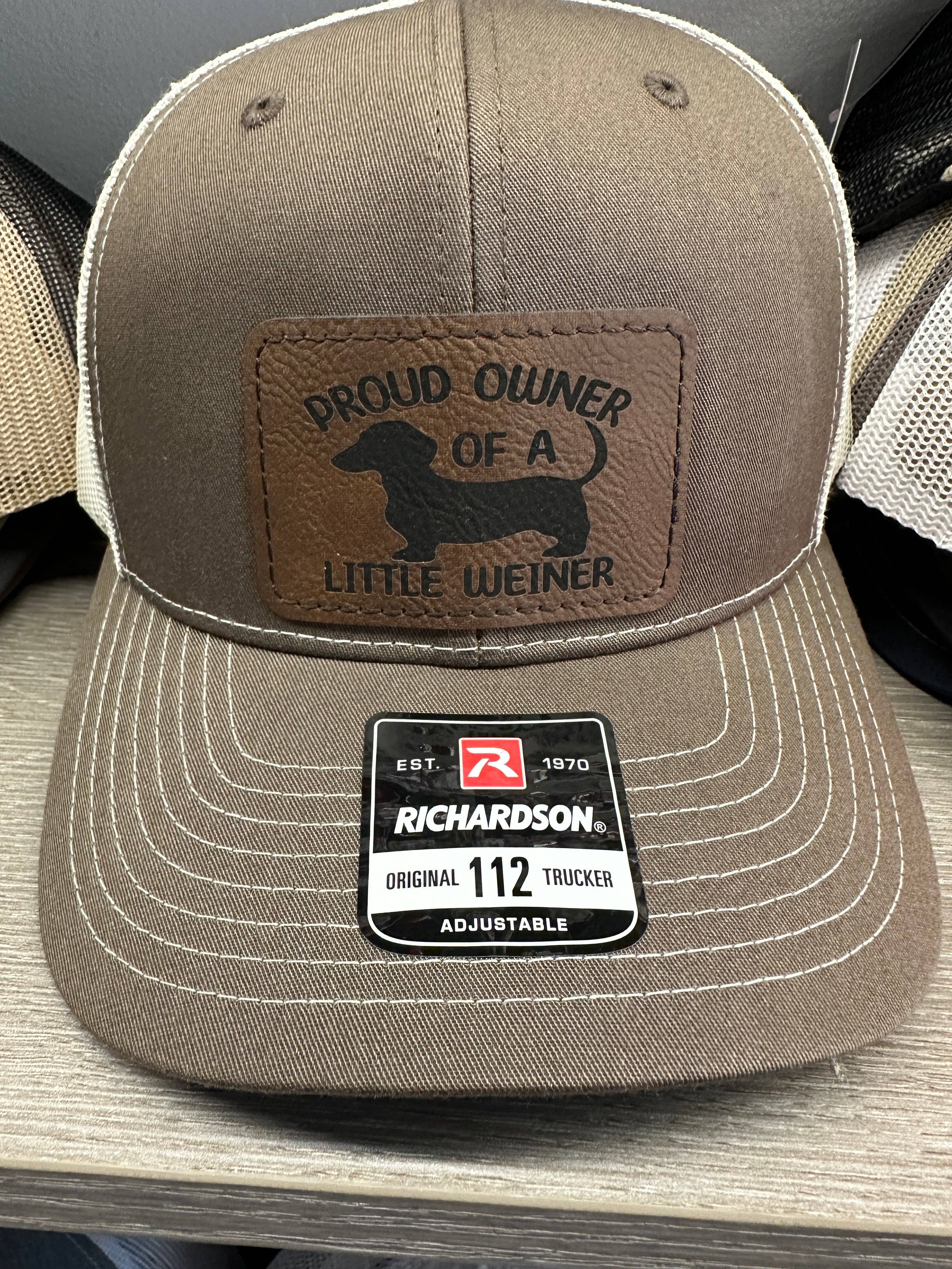 Designed To Flaunt - Vente Casquette trucker – homme - Propriétaire fier d'un petit chapeau Weiner pour hommes Richardson 11214