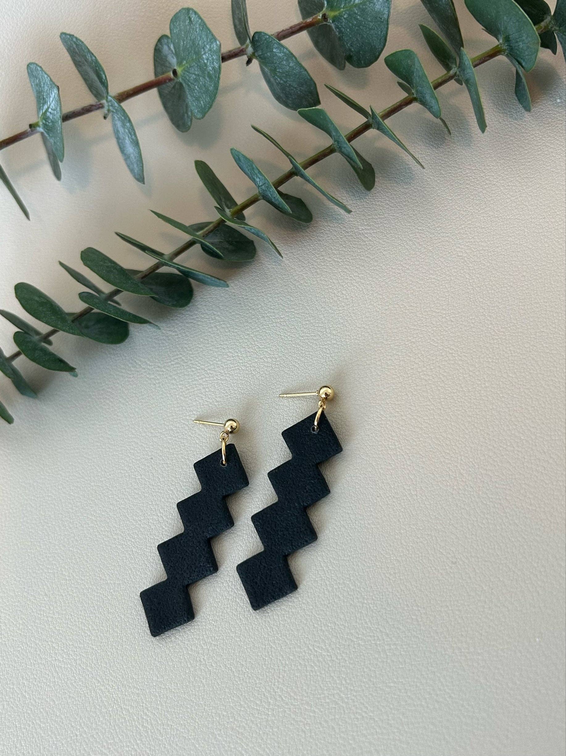 lucylola - Wholesale Dangle Earrings - The Ziggy - Black2