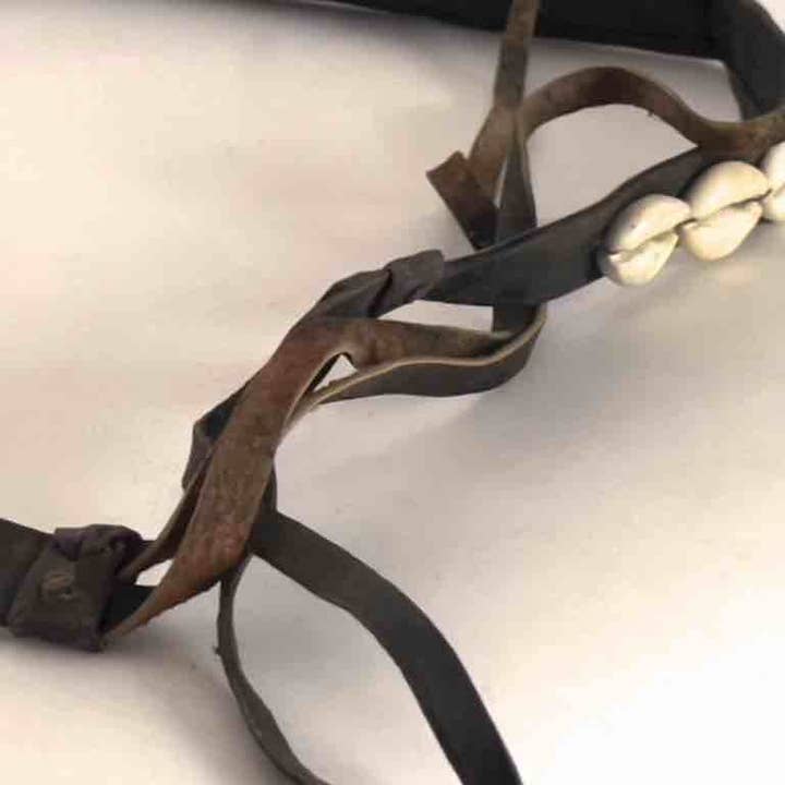 The Niger Bend – Großhandel Gürtel – Damen – Schmaler afrikanischer Krawattenverschluss aus echtem Kaurimuschelleder70