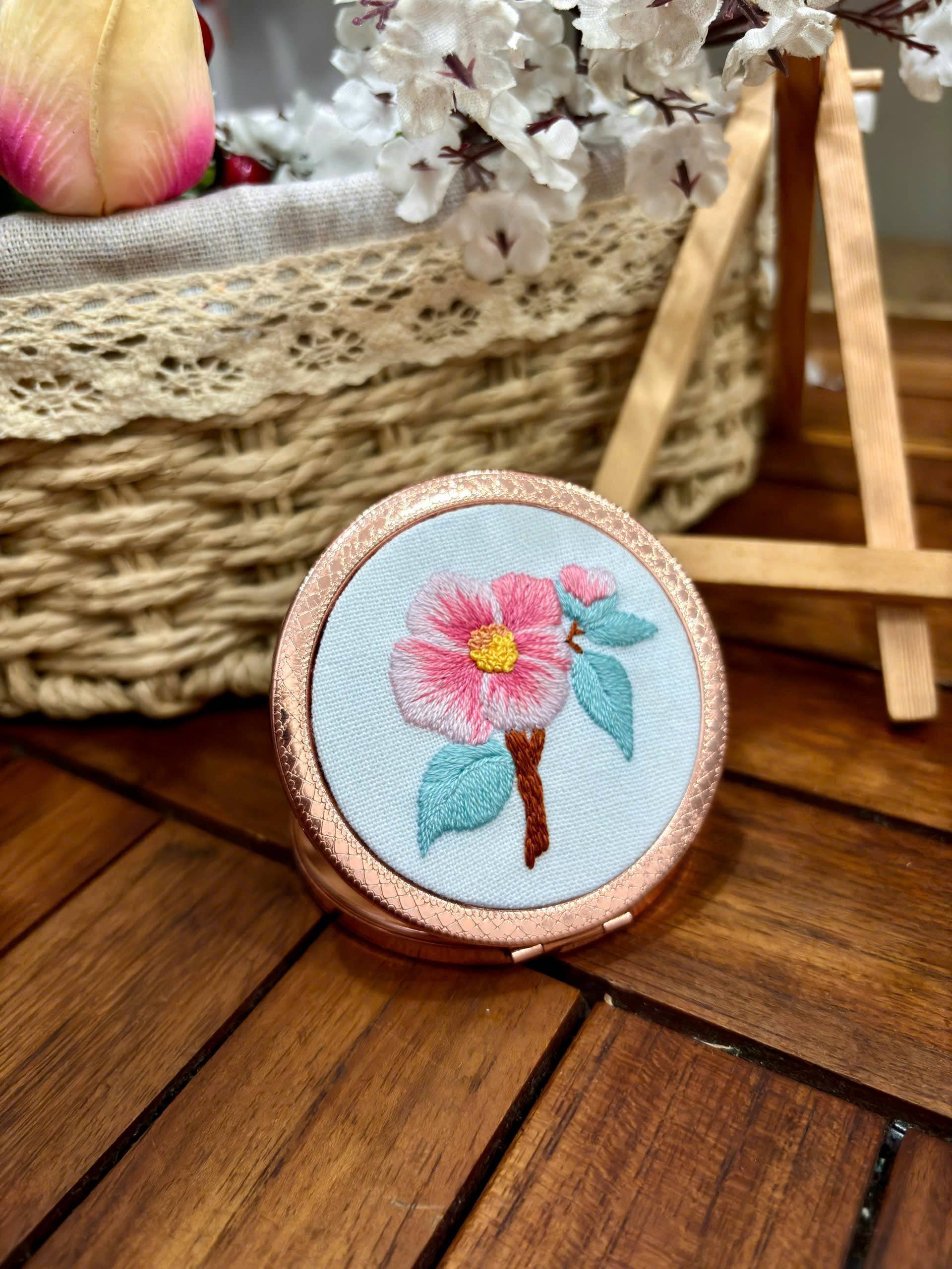 Maple Dream Store – Engroshandel Kompaktspejl – Premium Vintage Blomstret Håndbroderet Lommespejl29