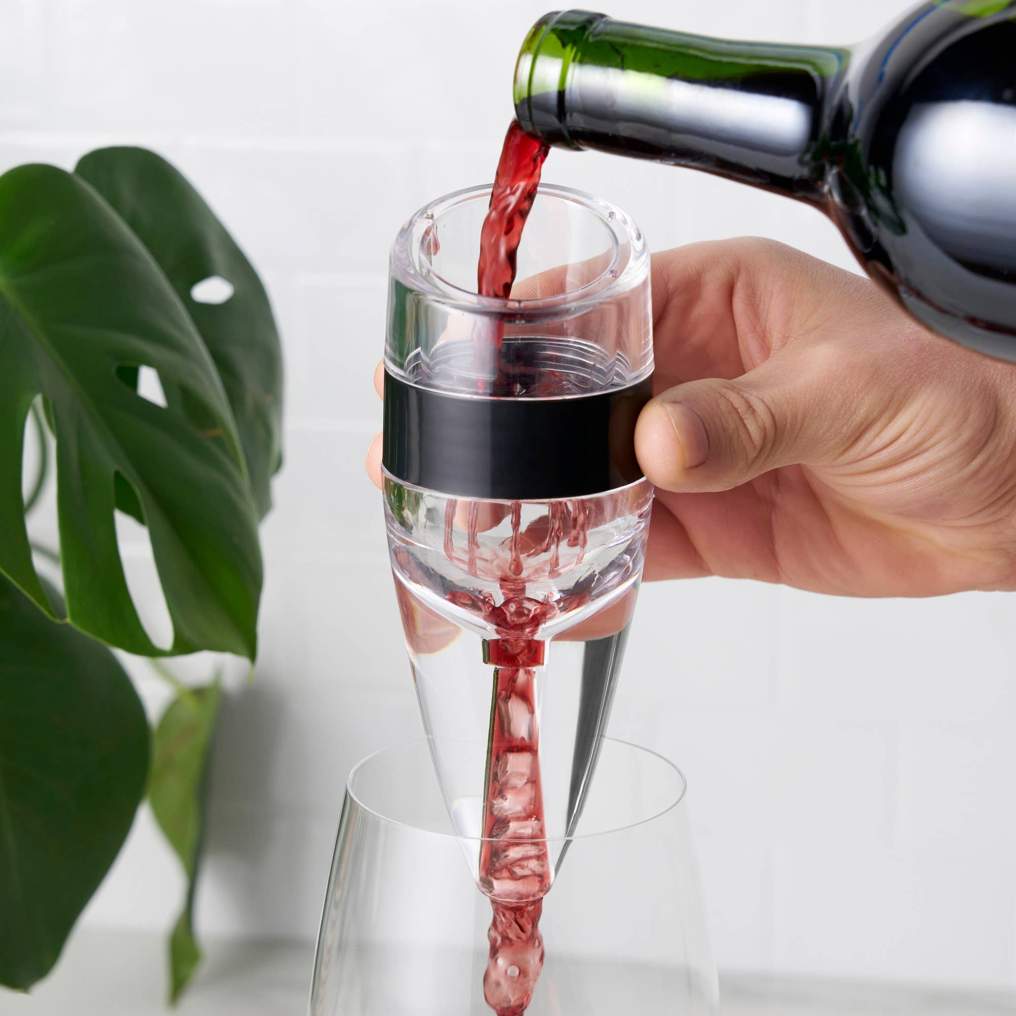 TRUE - Wholesale Wine Aerator - Aereo Hand Held Wine Aerator with Stand2