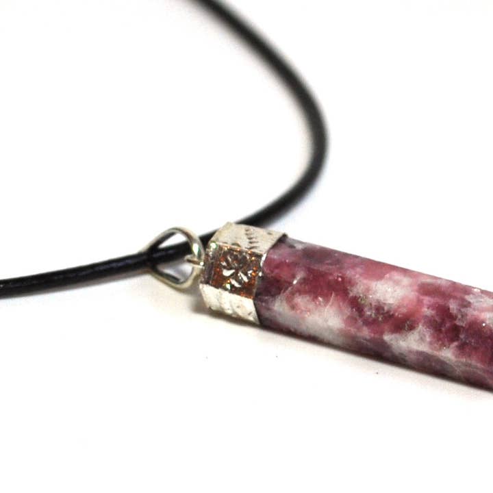 Reiju Lepidoliet natuurlijke handgemaakte kristallen punthanger inclusief koordketting, paars gekleurd 3-4 cm voor wholesale door Reiju