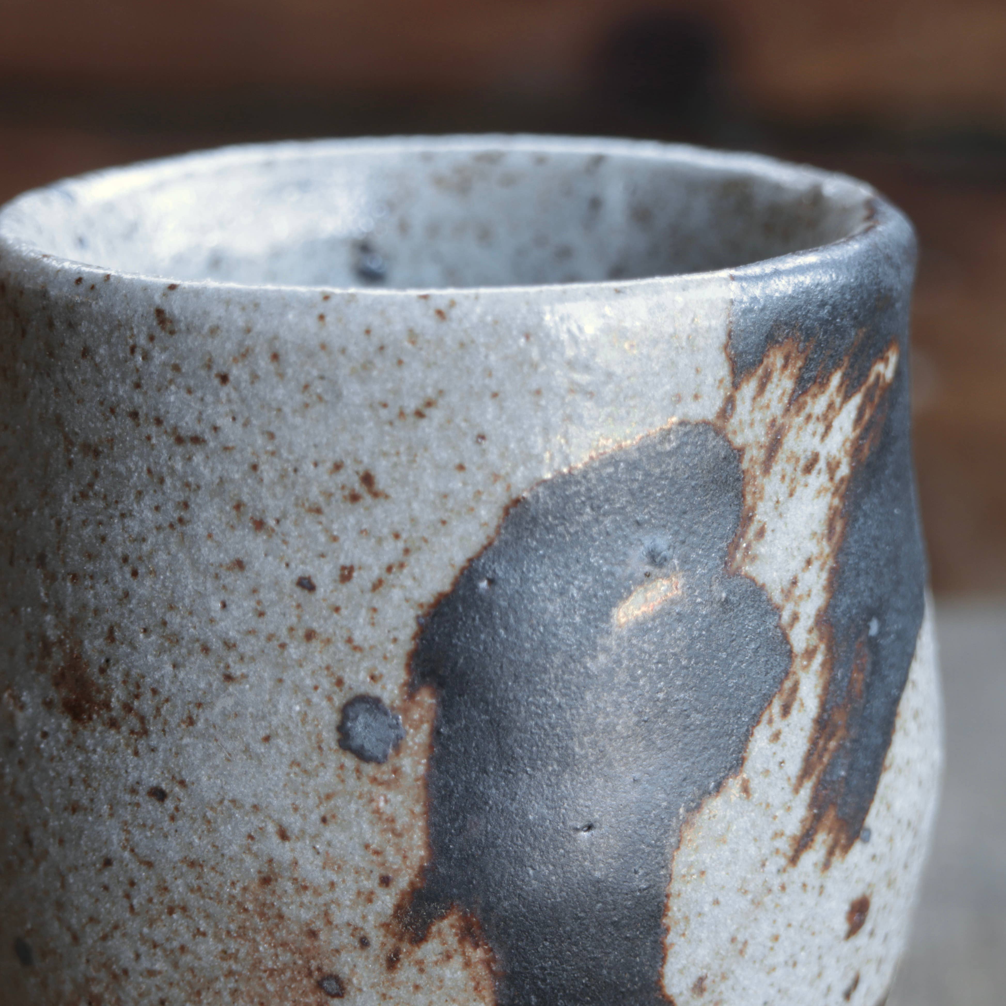 Matt Fishman Pottery - Venta al por mayor Taza - Yunomi de Arcilla Silvestre con Vidriado de Granito y Decoración de Hierro5