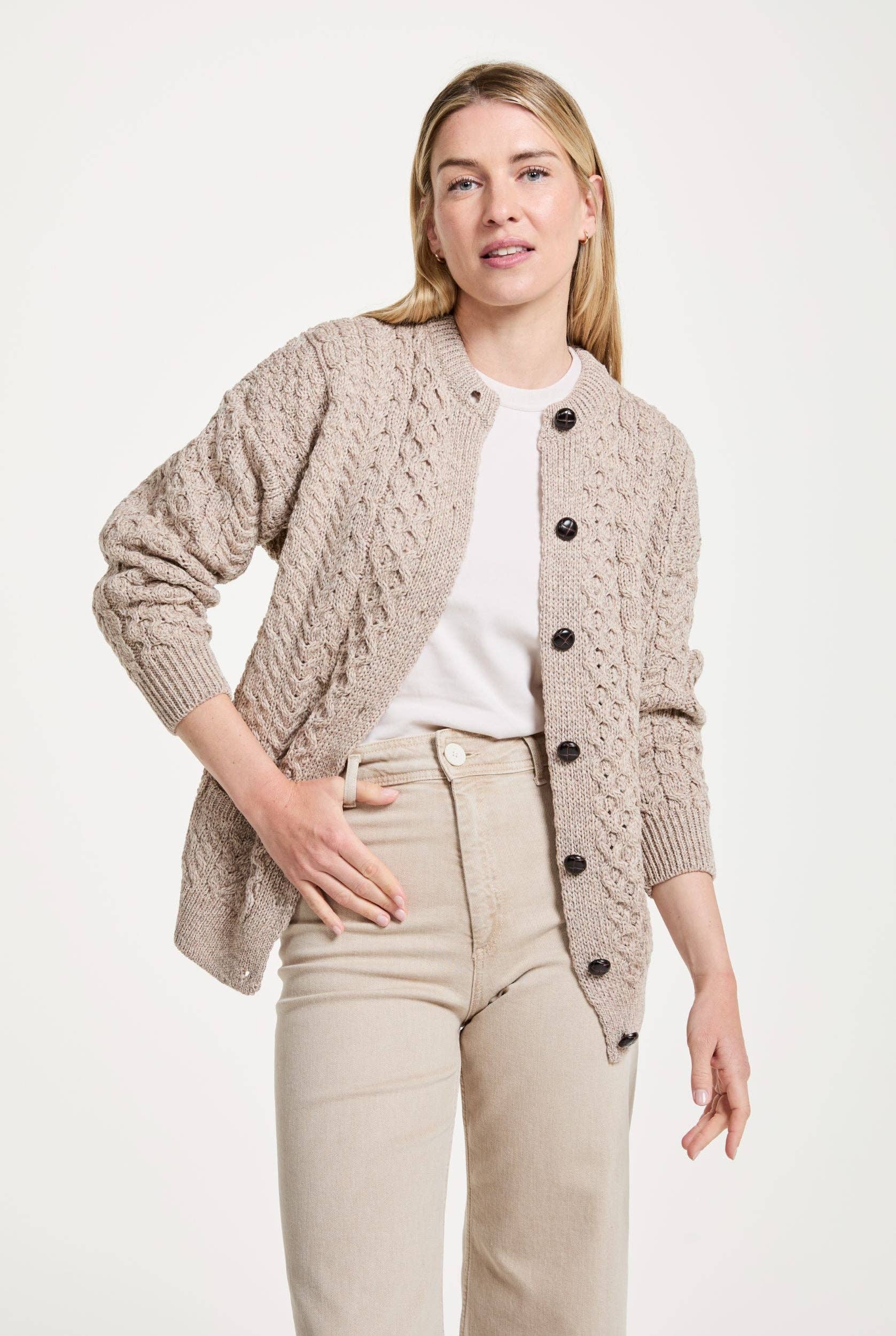 Aran Woollen Mills - Vente Cardigan – femme - Cardigan pour femme en laine mérinos Aran d’Achill Island - Avoine4