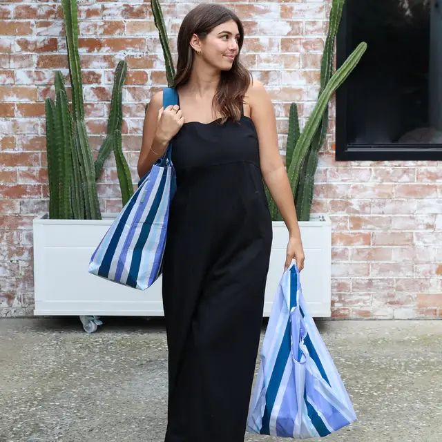 Hello Weekend - Wholesale Tote bag – Women's - Blue & White Hamptons -  Large Tote Bag with  Zip Pocket3