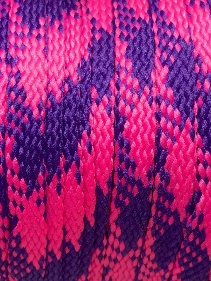 Lacets plats à carreaux fuchsia et violet pour la vente par The Shoelace Factory