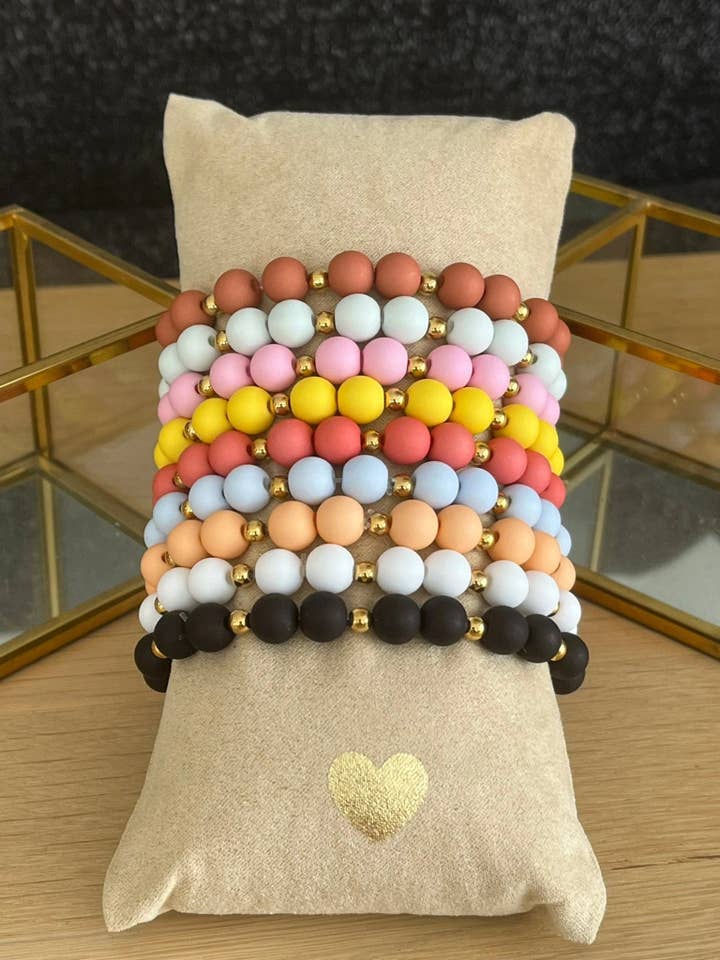 Elastische armband - acrylparels en goudkleurig staal voor wholesale door Innaya