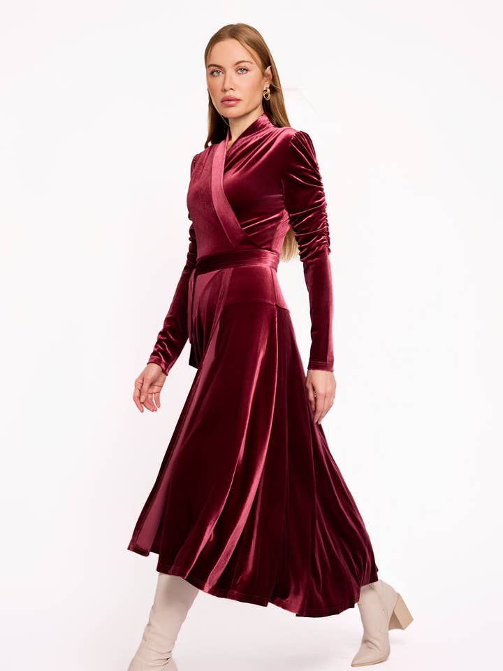 De Vivienne Wikkeljurk – Wijnkleurig Velours voor wholesale door The Nina Collection