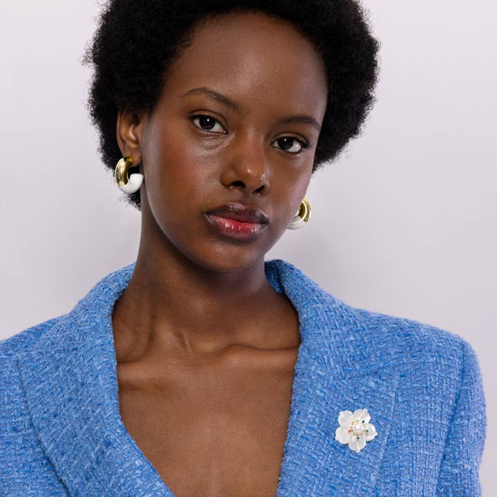 Luxenter - Wholesale Brooch - Broche con Madreperla Blanca acabados en oro amarillo de 18K - Flor1