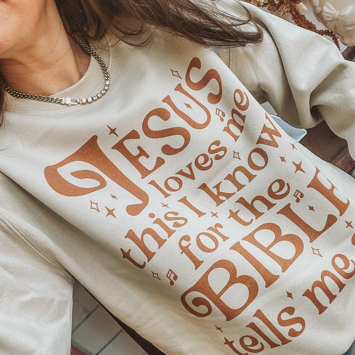 Jesus Loves Me Religious Tröja med rund hals för wholesale av Amy Anne Apparel Inc