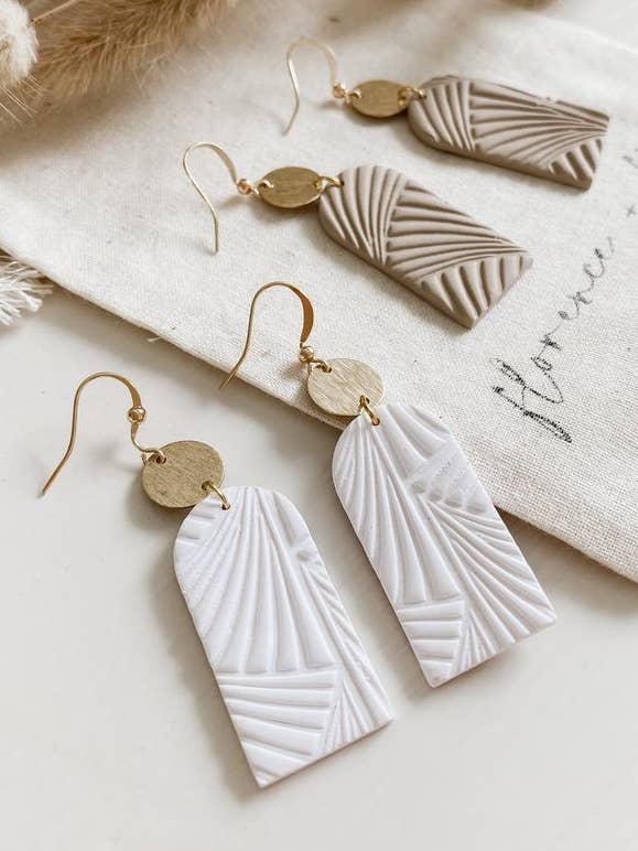 Pendientes colgantes elegantes texturizados en forma de arco con detalles de latón para venta al por mayor de Florence and Fig