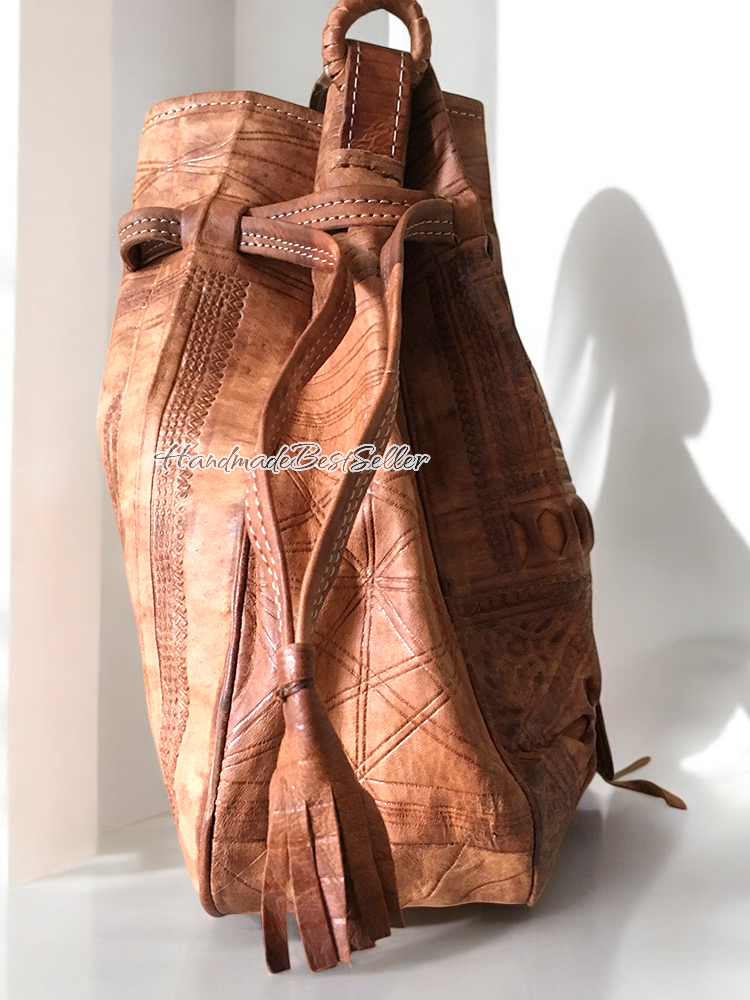 HandmadeBestSeller – Engroshandel Rygsæk - Unisex – Håndlavet marokkansk læderrygsæk med præget motiv4
