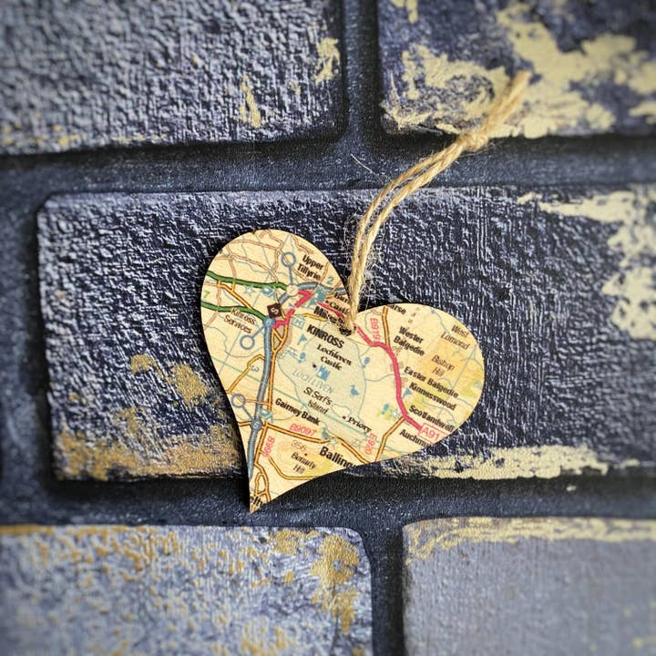 Mapa de madera con forma de corazón colgante para venta al por mayor de The Sugar Shed Ltd