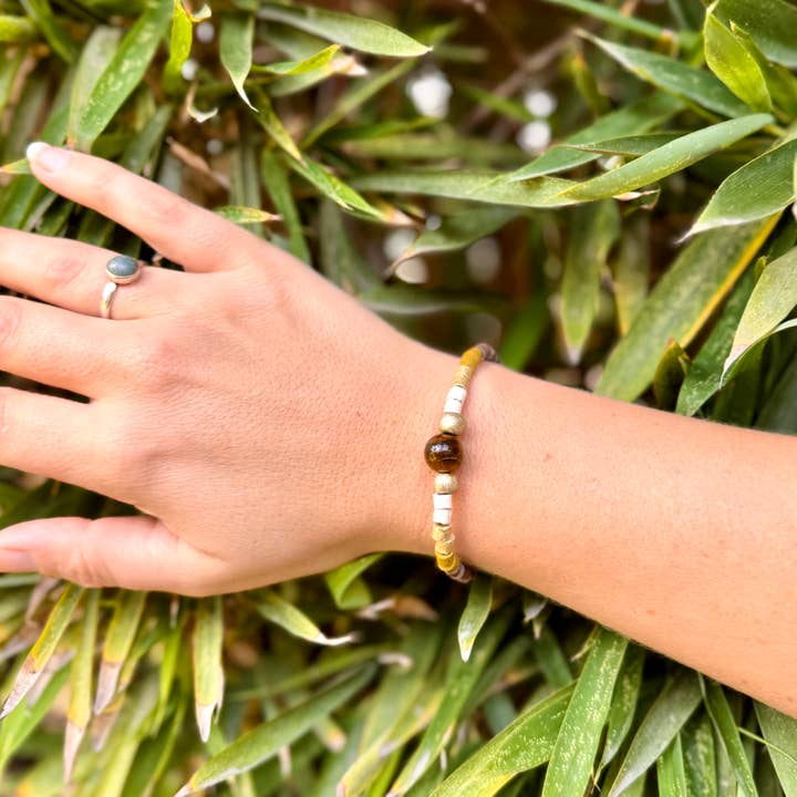 Bracelet élastique en perles avec perles en céramique et œil de tigre pour la vente par Los Colores de la Tierra