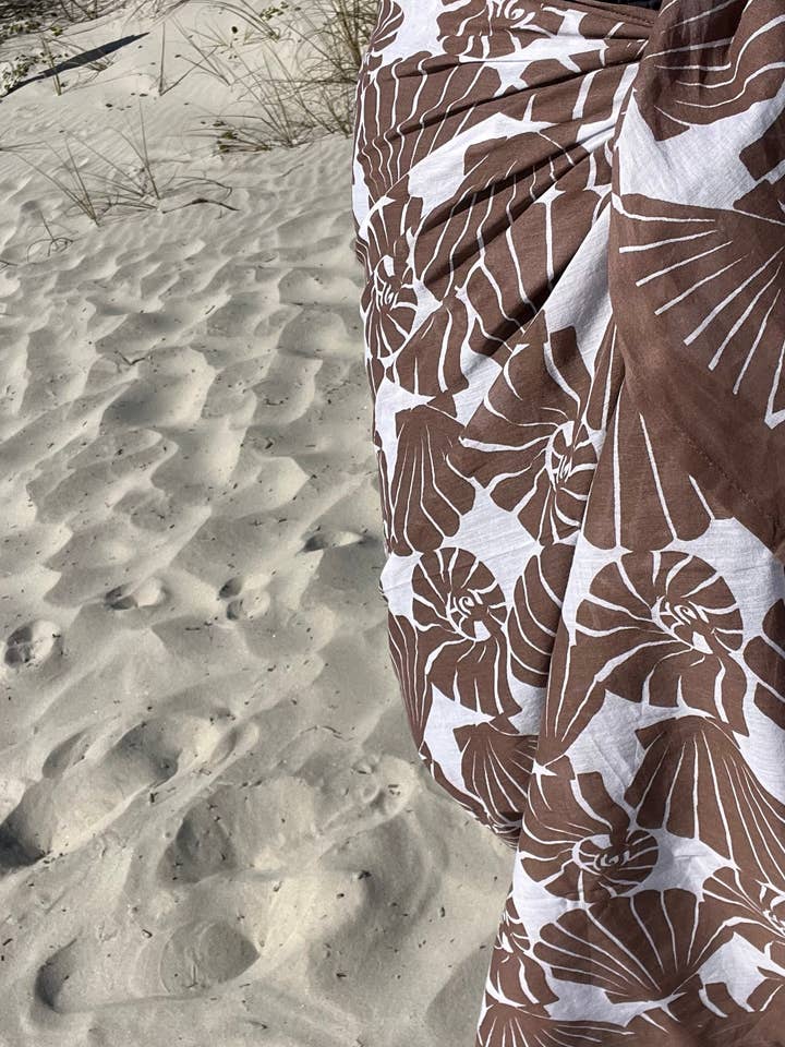 Pareo Harbor Shells en Driftwood para venta al por mayor de Christina Dickson Home