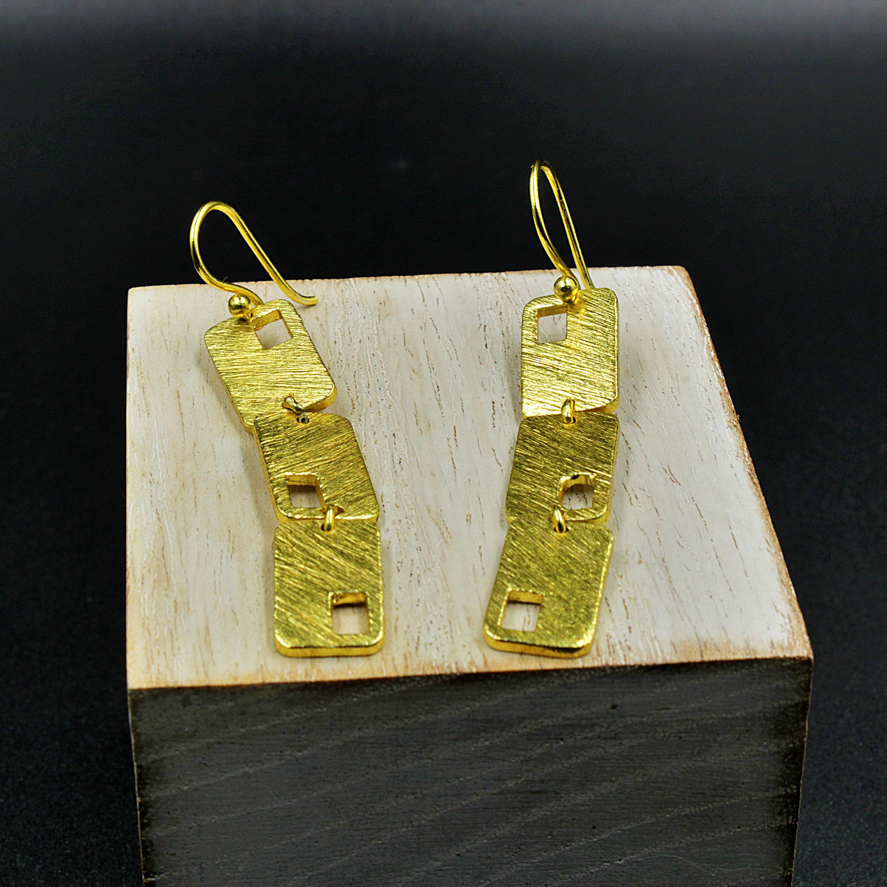 LA MAR - Wholesale Dangle Earrings - EL BESO gold-plated earrings - Design with character1