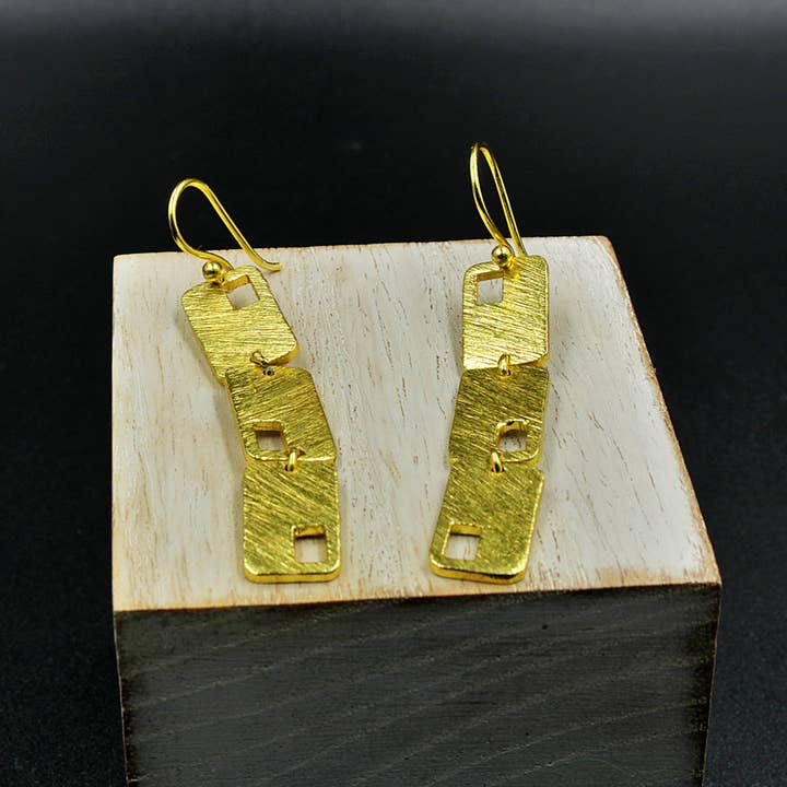 LA MAR - Wholesale Dangle Earrings - EL BESO gold-plated earrings - Design with character1