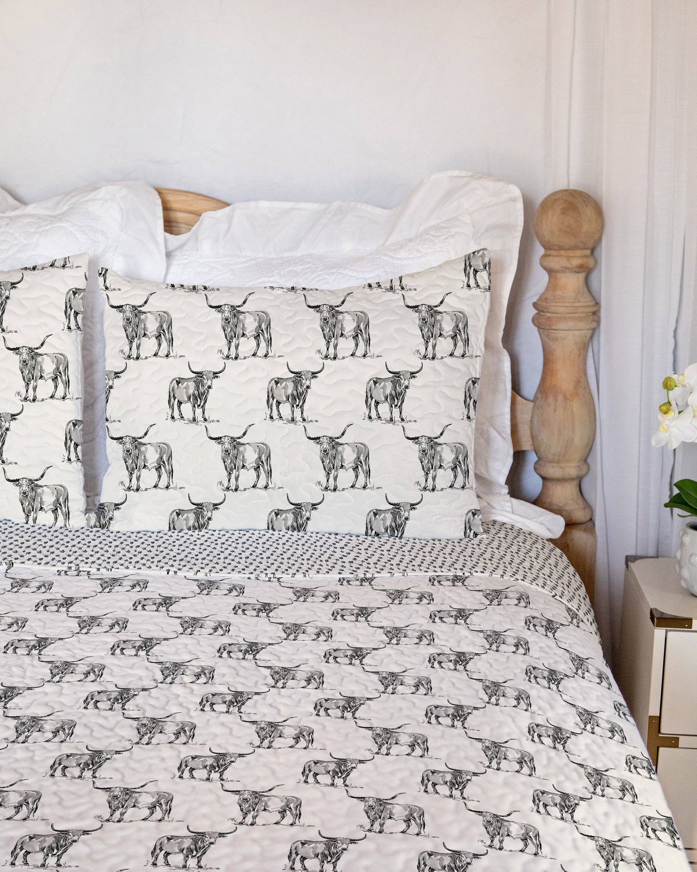 Ida Mae Home - Wholesale Quilt - Longhorn Icon Linen/Black Quilt1