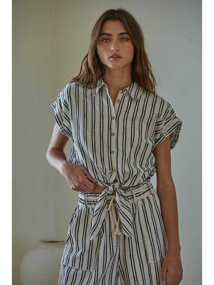 Lino nero L7047 | Top con cravatta in vita con colletto abbottonato a righe in vendita all'ingrosso su Faire2