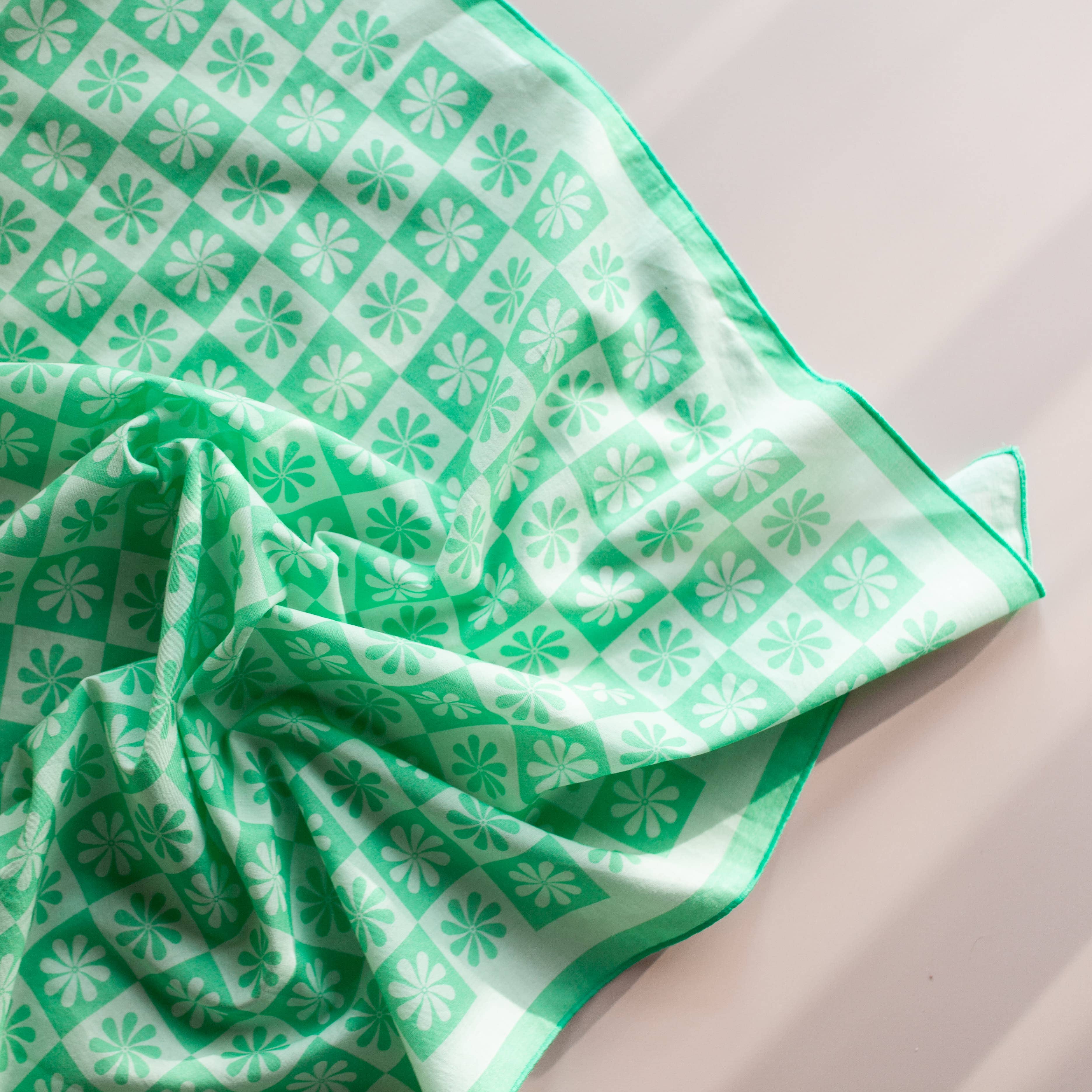 cai & jo – Bandana - Mulher por atacado – Bandana com estampa de margaridas verde2