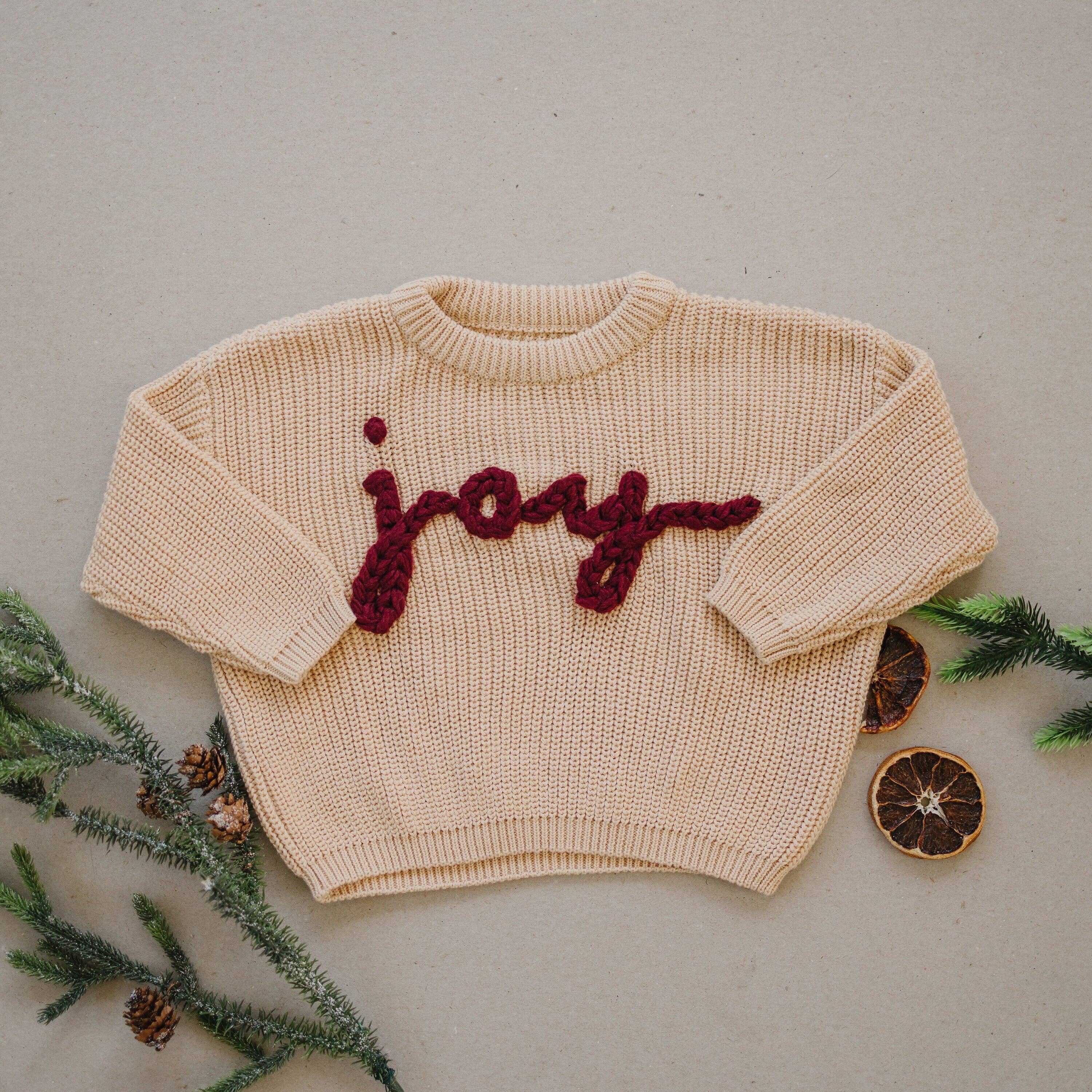 Little Joy Co. – Großhandel Strickpullover – Kinder – Joy Handbestickter Weihnachtspullover - Kleinkindgrößen1