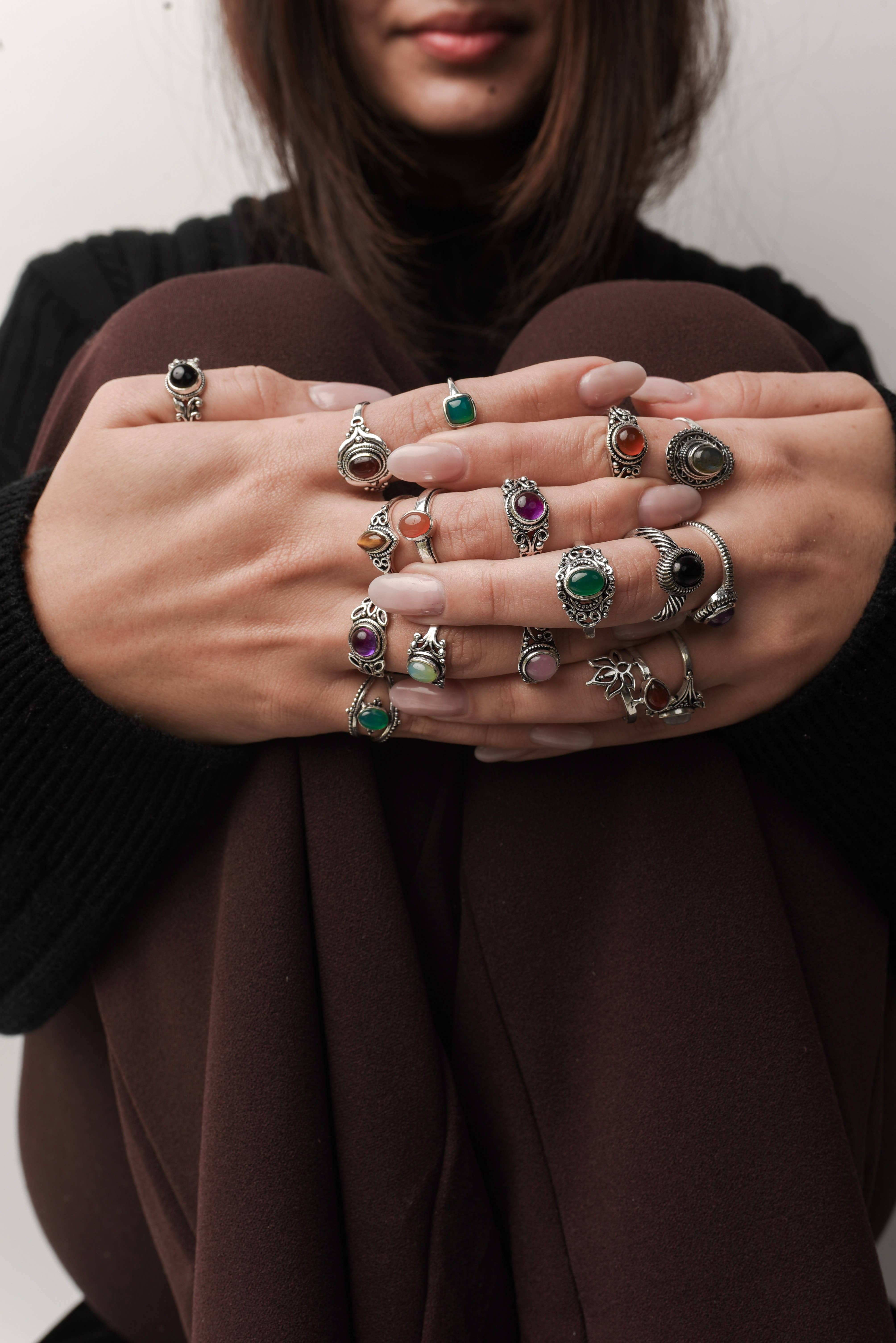 Handmade Jewels – Engroshandel Båndring – Delikate Stable Ringe, Sølvbelagt – Assorterede, Boho Stil Med Naturlige Krystaller, Engros1