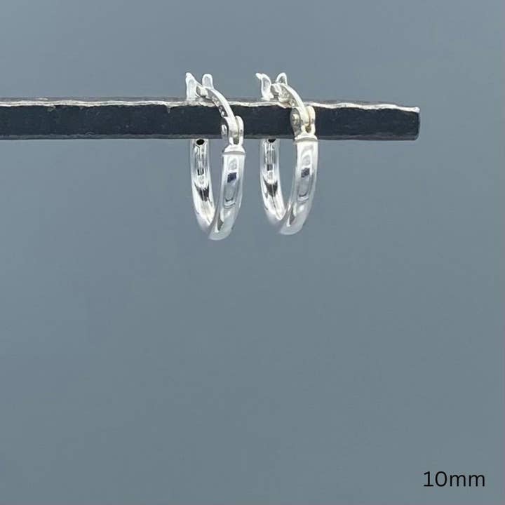 Something Silver - Vendita all'ingrosso Orecchini a cerchio - Orecchini a cerchio con chiusura francese in argento sterling da 2 mm