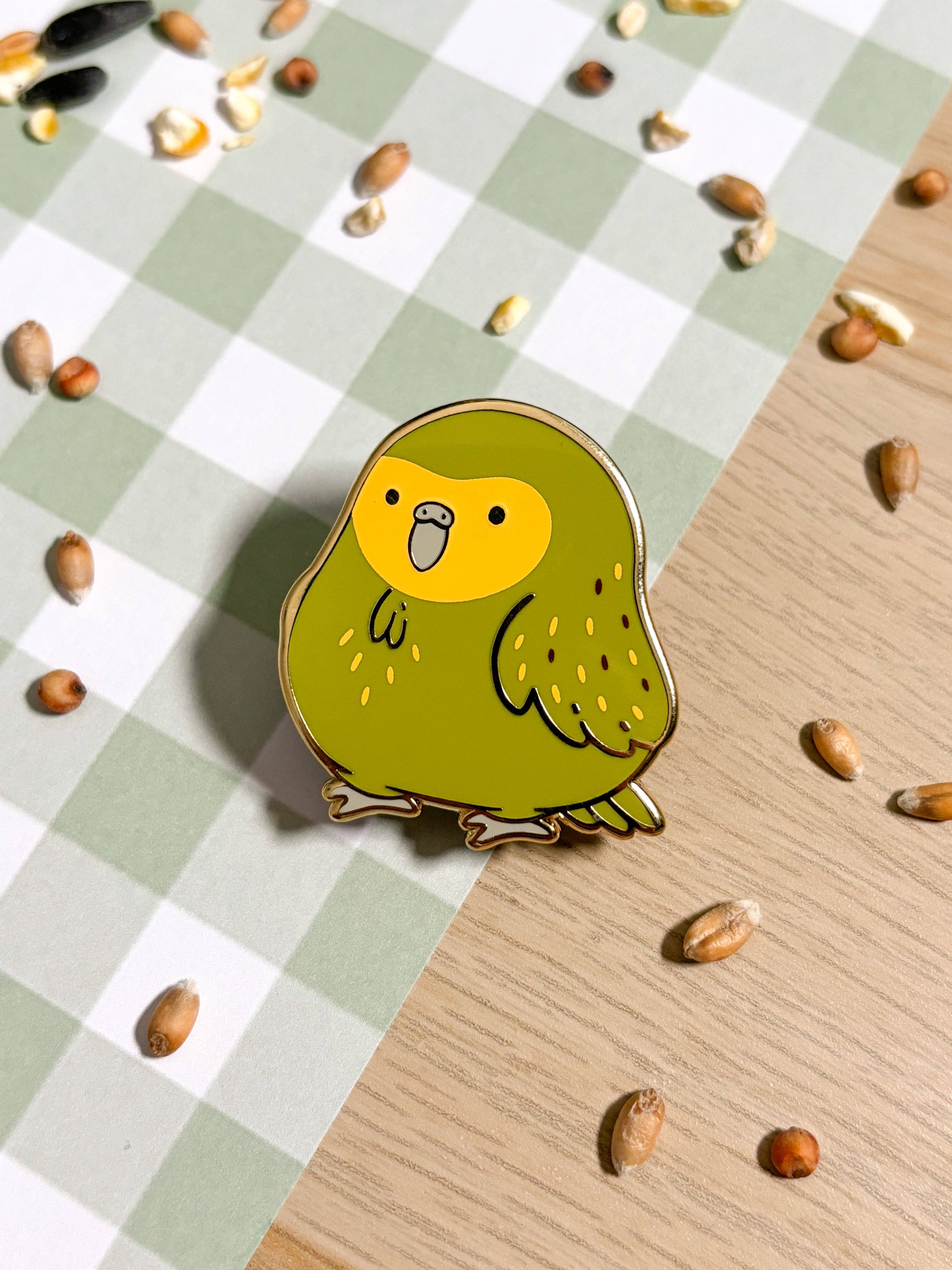 izzoo – wholesale Lapel pin/button – Kakapo Enamel Pin0