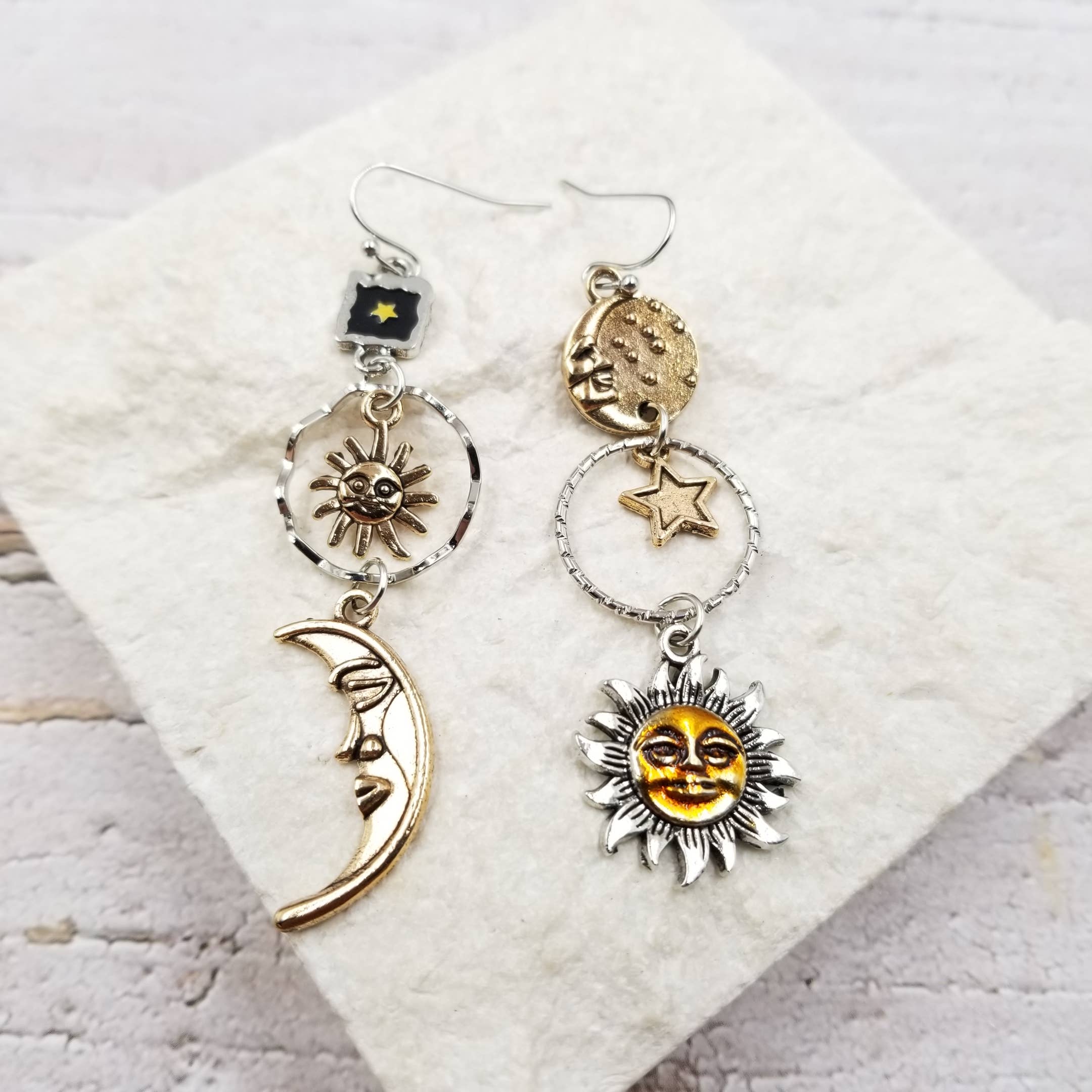 Treasure Wholesale - Vendita all'ingrosso Orecchini pendenti - Orecchini Irregolari Sole Luna Classica