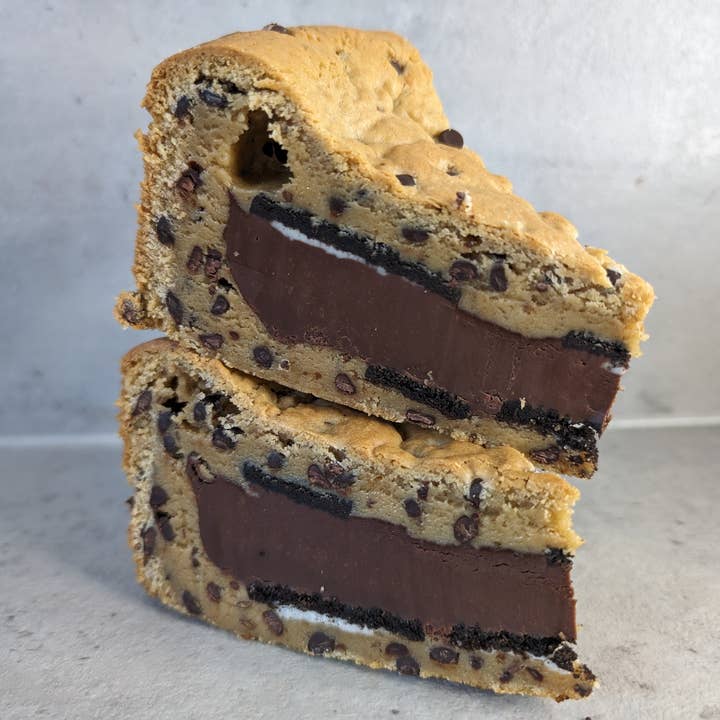 Untainted Tastes – wholesale Biscuit – Luxury Filled Cookie Pie (Chocolate Flavour)2