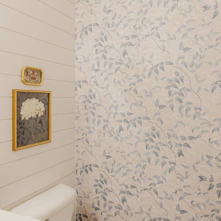 Hollins Behang door Aynsley Ovard x Bloomery Decor voor wholesale door Loomwell Home Goods