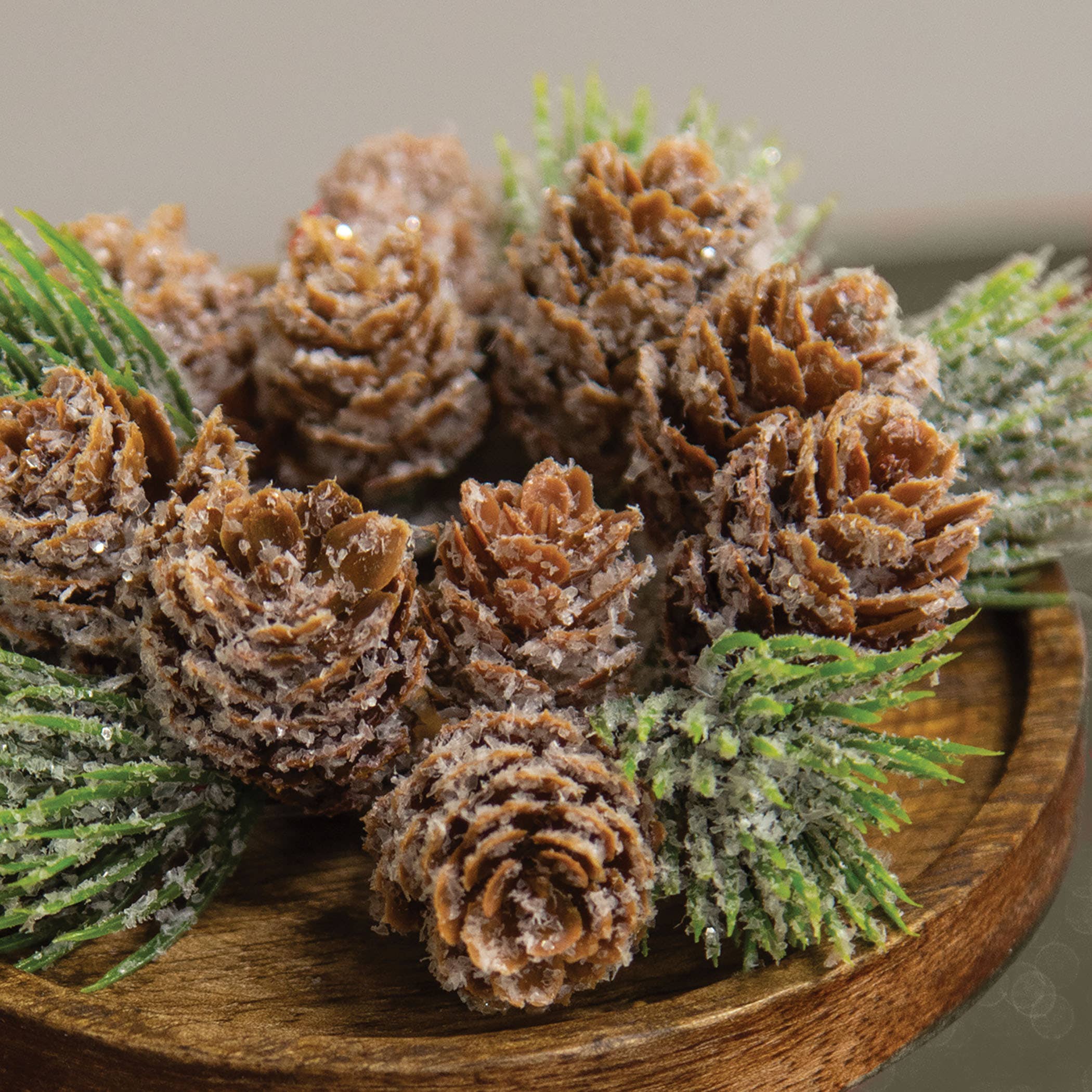 Saybrook Lane - Wholesale Kaarsenhouder - IJzige Borstel Dennen- en Kegelring - 1"2