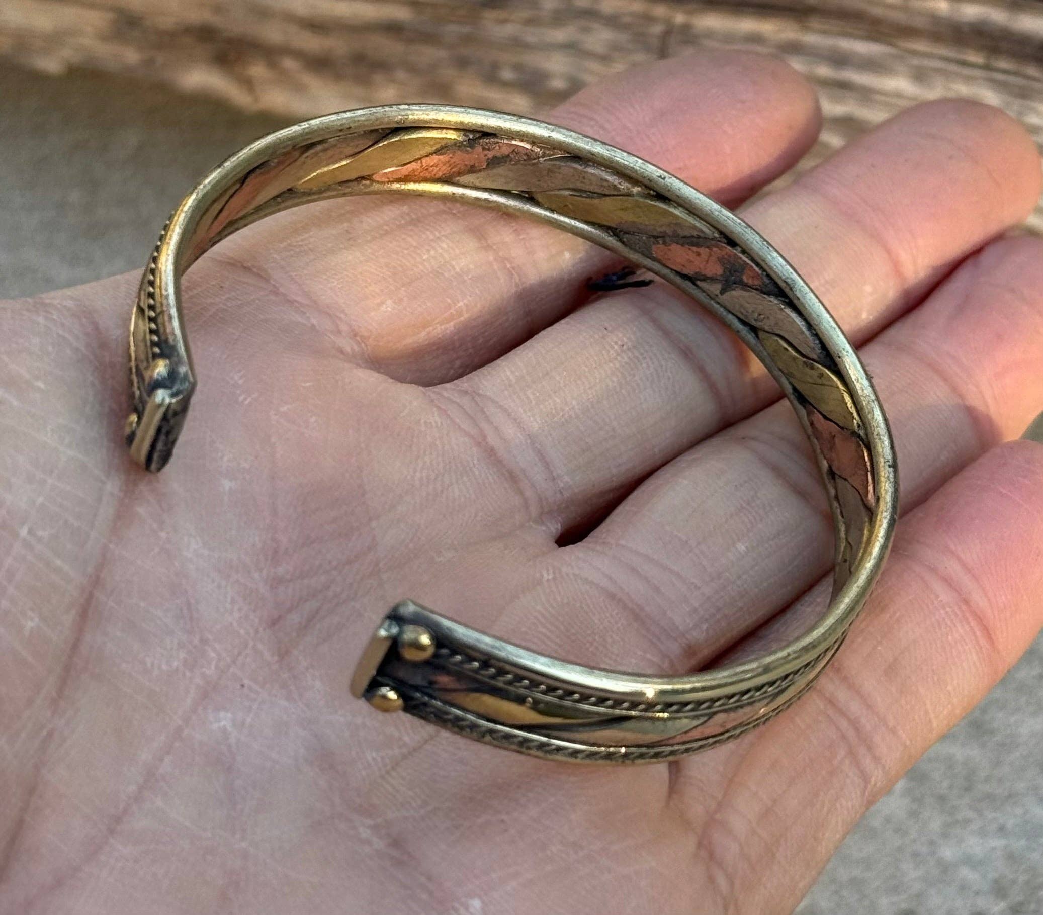 Lungta Imports - Vendita all'ingrosso Bracciale a polsino - Bracciale "Om Namah Shivaya" in 3 Metalli - Fatto a Mano in Nepal7