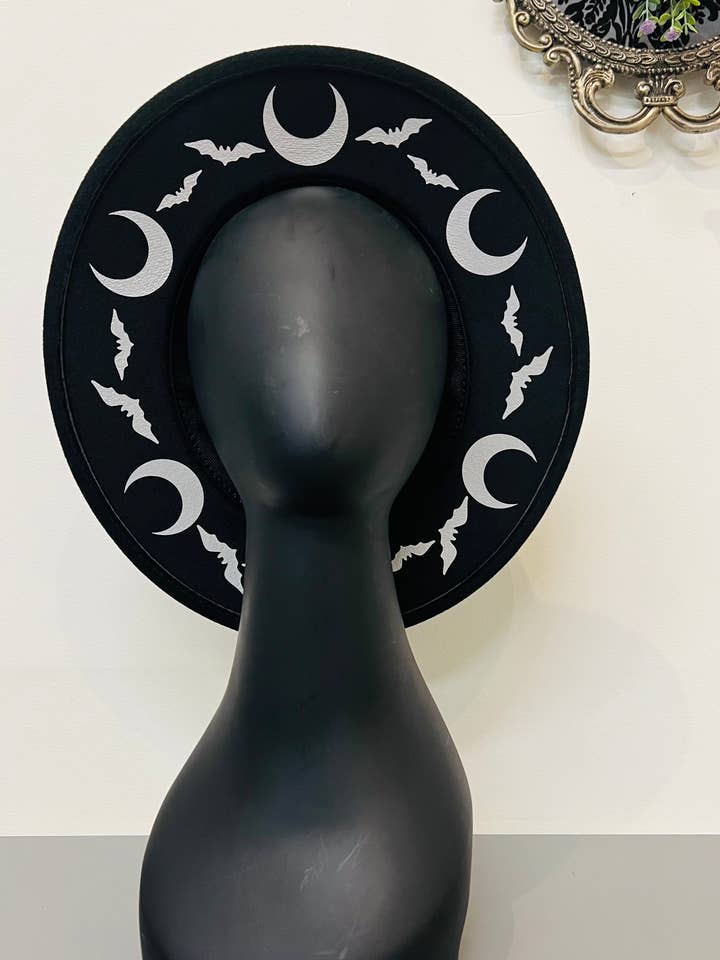 Chapéu de Feltro Vegano de Aba Larga - Lua de Morcego Prateado por atacado de Witchwood Bags