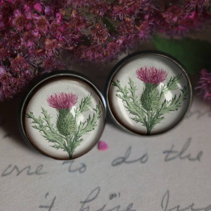 Skotske tidsel glas Cabochon Stud Øreringe for engroshandel hos The Divine Iguana