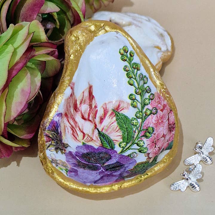 Klein snuisterijschaaltje met paarse viooltjes en oesterschelp voor wholesale door Bee my Oyster