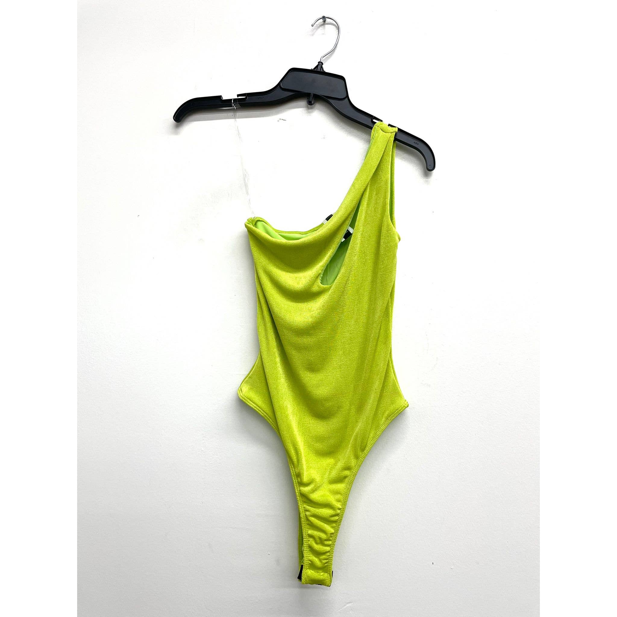 Uptown Apparel - Vente Body – femme - Body doublé à une épaule découpée à une épaule J68234