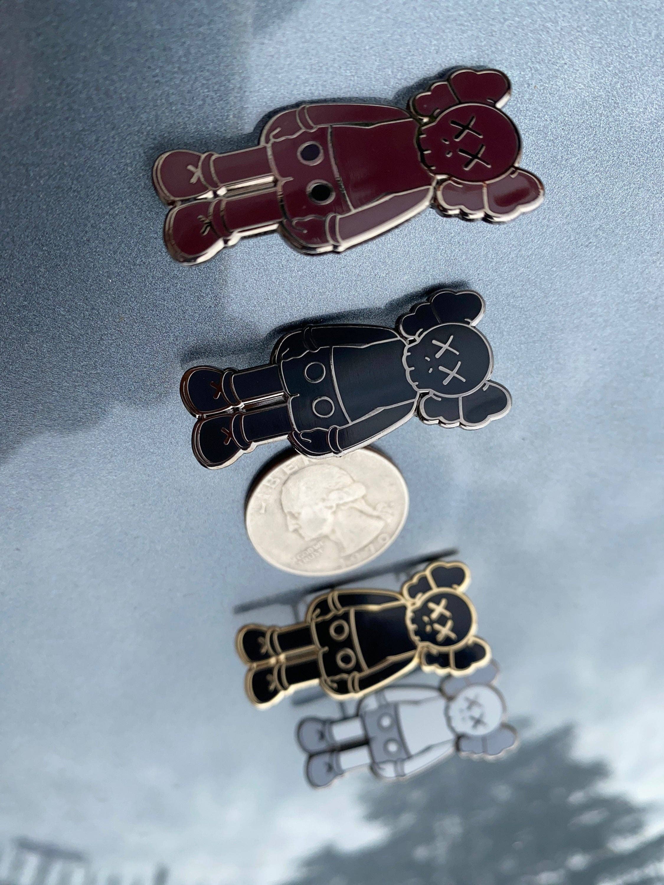 Hype Pins - Venta al por mayor Botón/prendedor - Pin HypeBeast KAWS Pin de esmalte duro blanco1