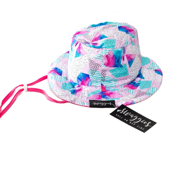 CHAPEAU RÉVERSIBLE CANDY SKIES pour la vente par Daycare Swaggies