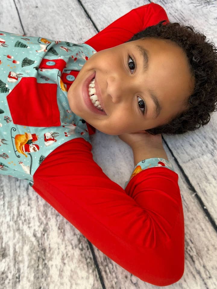 Pyjama de vacances en bambou Dark Santa pour garçons pour la vente par Twinflower Creations