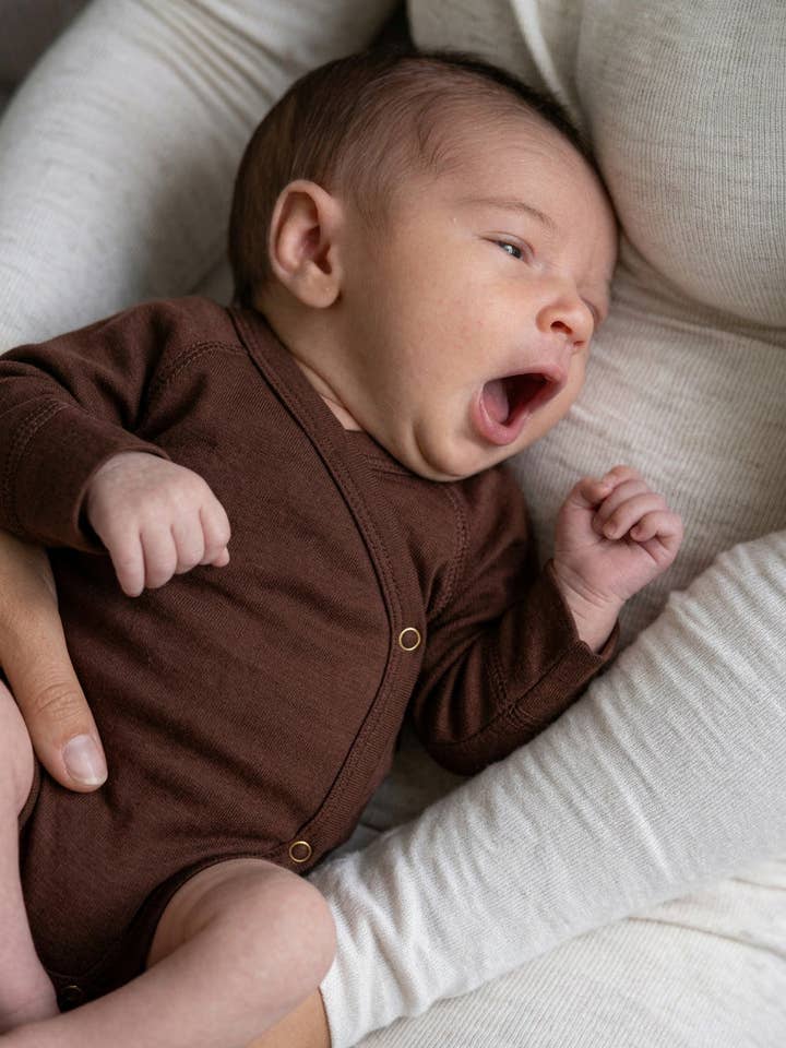 Wollen Overslagromper lange mouw – Merinowol - Chocolate fondant voor wholesale door Lille Barn