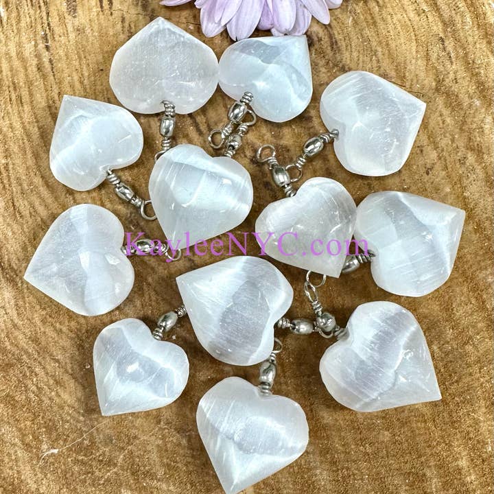Natural Selenite aka Satin Spar Heart Pendant and other Purchase Wholesale articoli natale. Free Returns & Net 60 Terms on Faire trending on Faire.