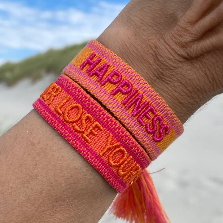 HAPPINESS statement armband vävt, broderat för wholesale av Parsley & Pepper
