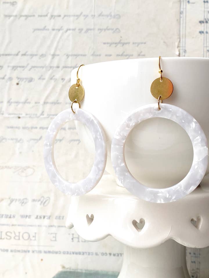 Créoles en forme de perles blanches et créoles bohèmes pour la vente par Red Truck Designs