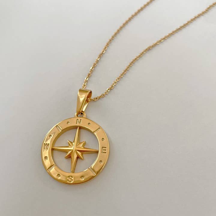 COLLIER AVEC PENDENTIF BOUSSOLE EN FORME D'ÉTOILE EN OR pour la vente par FU MILLI