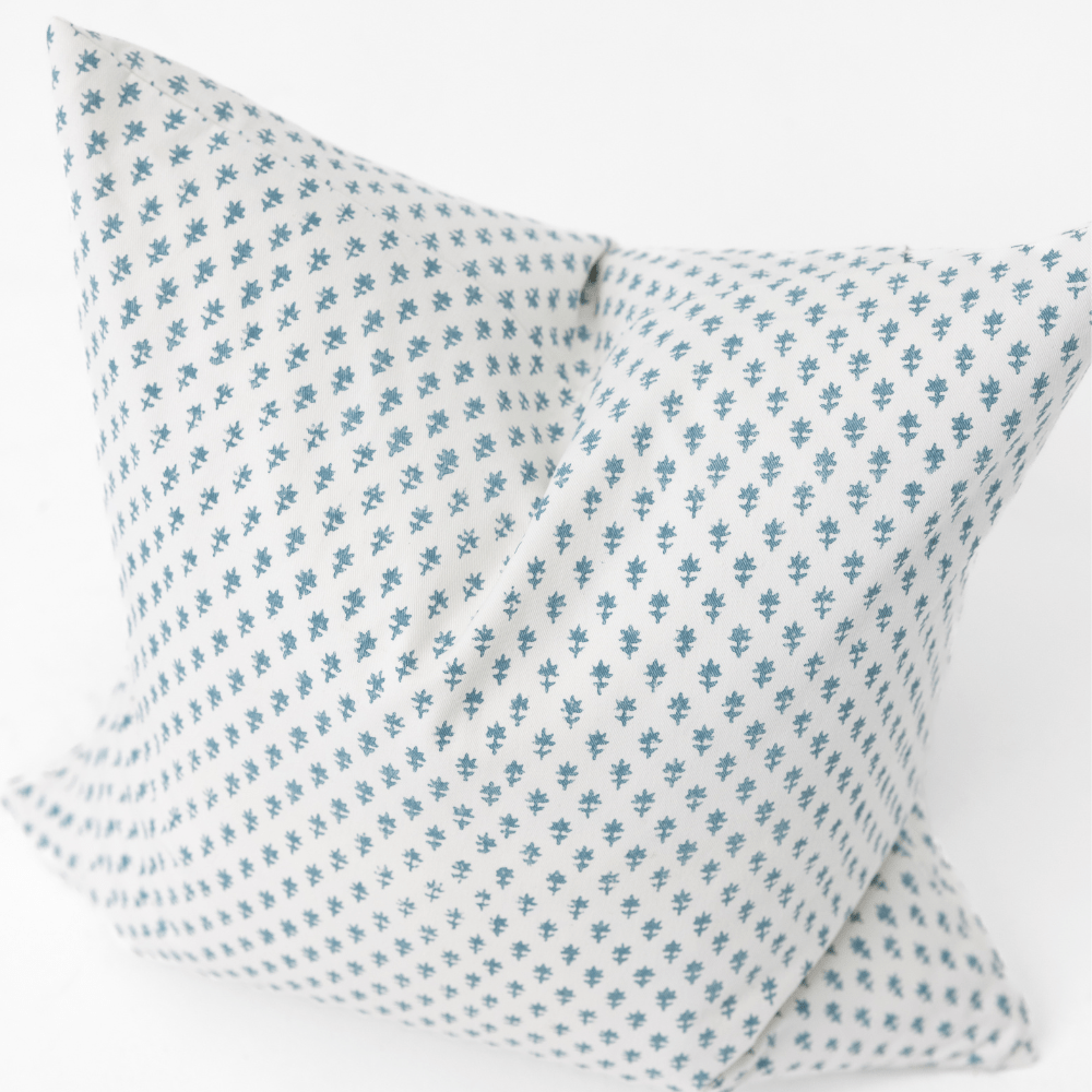BHD HOME – wholesale Dekorativ kudde – Devon Dots Vit Blå Medium Kuddfodral 50 x 50 cm3