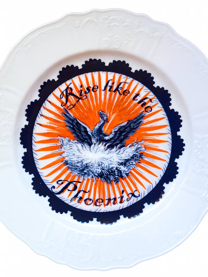 Stig som Føniksen | Dessert-/Salattallerken | Håndemaljeret for engroshandel hos Le Puppet Regime