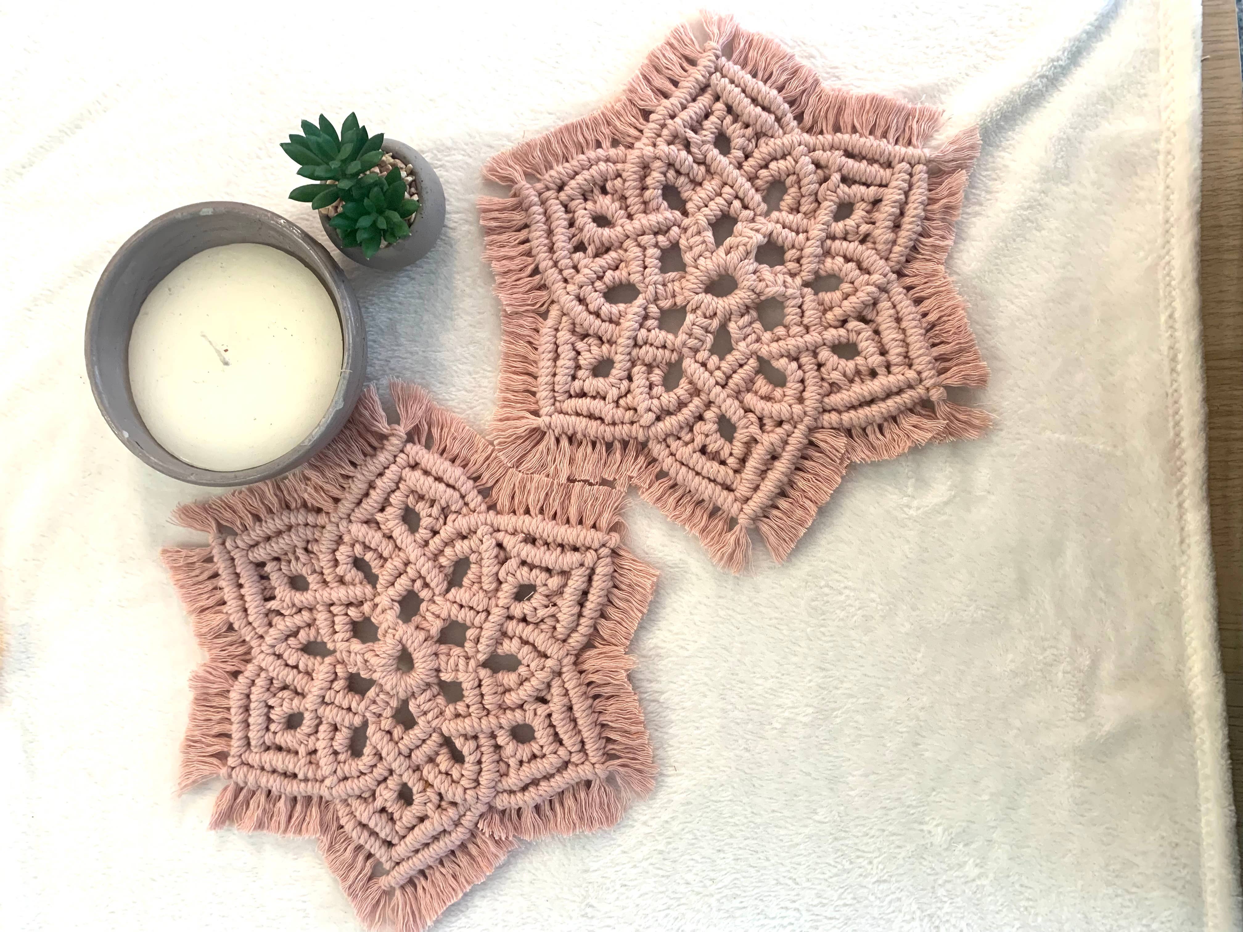 Knotting Studio - Venta al por mayor Posavasos - Juego de dos posavasos de macramé con diseño de mandala | Centre Piece8