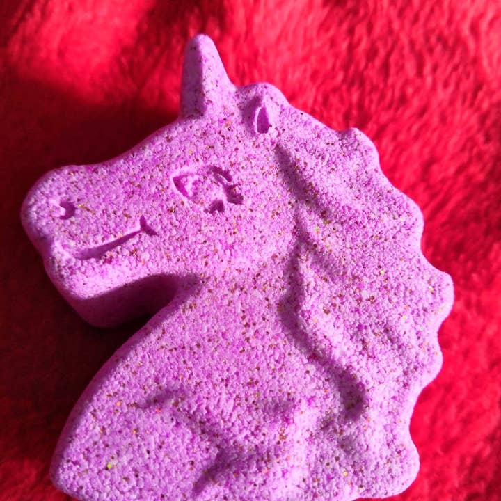 Badbomb | Enhörning | Stor Unicorn Bathbomb Biologiskt nedbrytbar glitter doftande med gin och tonic. Allt naturligt, Grymhetsfri och vegansk. för wholesale av Roller Dirty Soaps