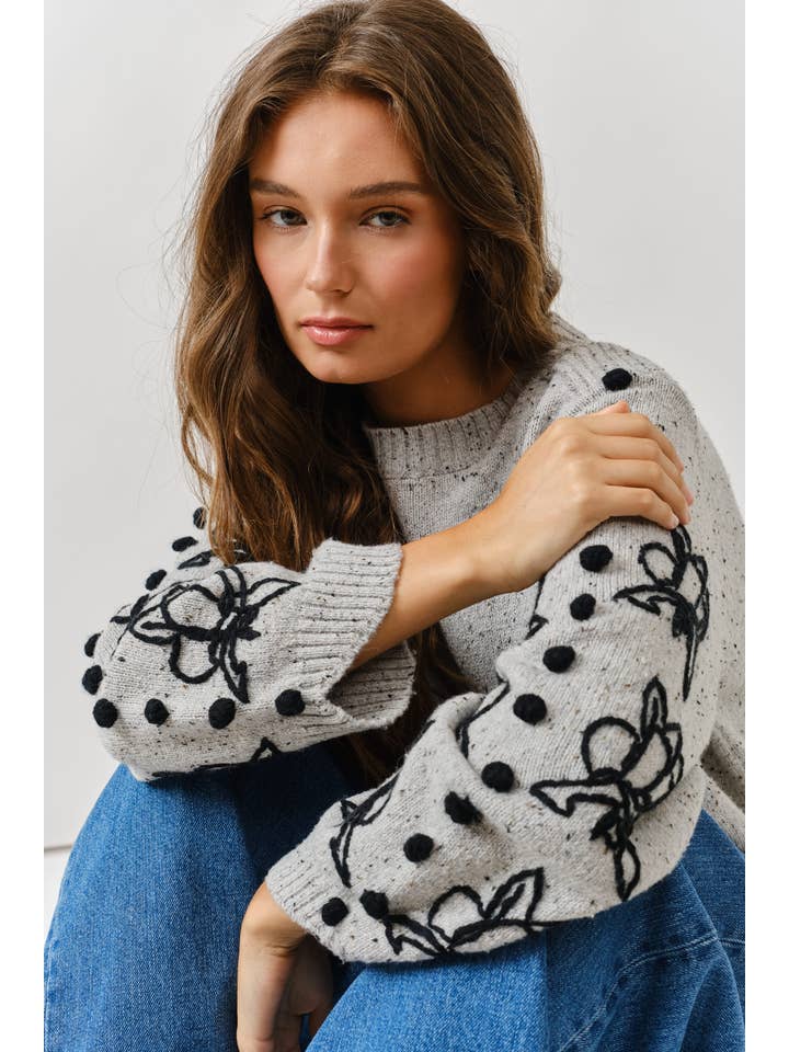 Aaron & Amber – Engroshandel Pullover - Dame – MAS3020 ÆRMET BRODERET SWEATER MED POMPOM1